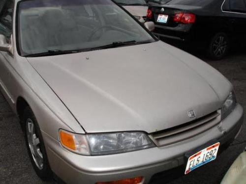 Photo of a 1994-1995 Honda Accord in Cashmere Metallic (paint color code YR505M)