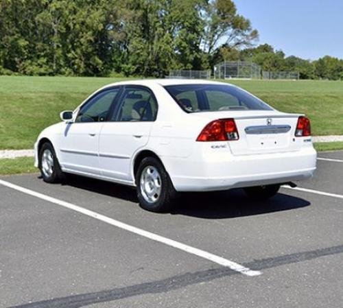 Photo of a 2001-2005 Honda Civic in Taffeta White (paint color code NH578)