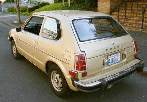 Photo of a 1976-1977 Honda Civic in Cheyenne Gold Metallic (paint color code YR27M