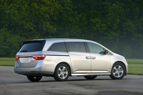 Photo of a 2011 Honda Odyssey in Alabaster Silver Metallic (paint color code NH700M