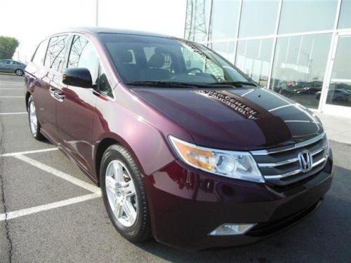 Photo of a 2012 Honda Odyssey in Dark Cherry Pearl II (paint color code R549P)