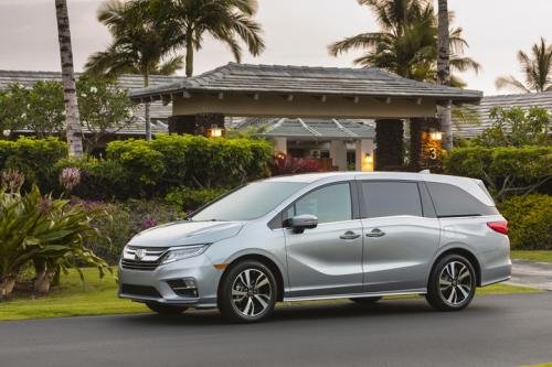 Photo of a 2024 Honda Odyssey in Lunar Silver Metallic (paint color code NH830M
