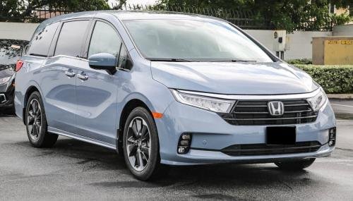 Photo of a 2022-2025 Honda Odyssey in Sonic Gray Pearl (paint color code NH877P)