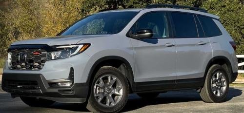Photo of a 2022-2025 Honda Passport in Sonic Gray Pearl (paint color code NH877P)