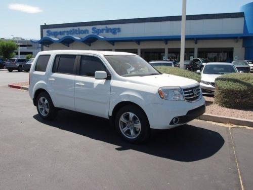 Photo of a 2014 Honda Pilot in Taffeta White (paint color code NH578)