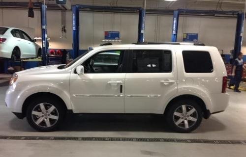 Photo of a 2011-2015 Honda Pilot in White Diamond Pearl (paint color code NH603P)