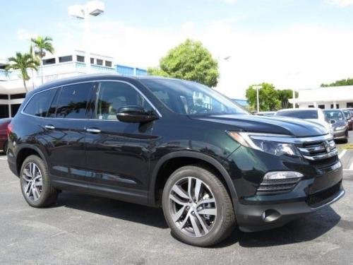 Photo of a 2016-2021 Honda Pilot in Black Forest Pearl (paint color code G542P)