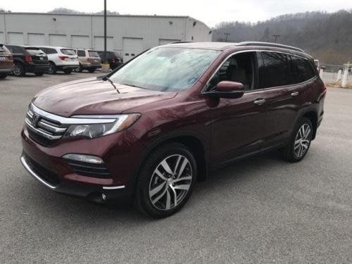 Photo of a 2018-2022 Honda Pilot in Deep Scarlet Pearl (paint color code R561P)