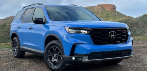 Photo of a 2023-2025 Honda Pilot in Diffused Sky Blue Pearl (paint color code B638P)