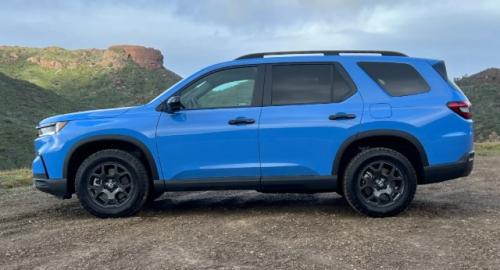 Photo of a 2023-2025 Honda Pilot in Diffused Sky Blue Pearl (paint color code B638P)