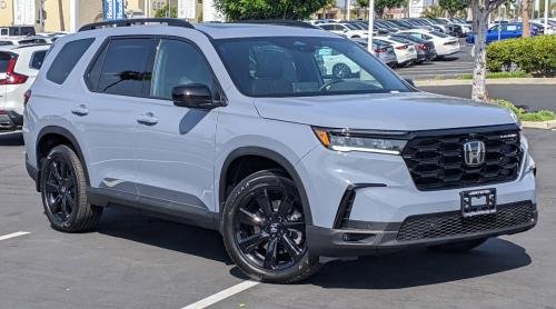 Photo of a 2023-2025 Honda Pilot in Sonic Gray Pearl (paint color code NH877P)