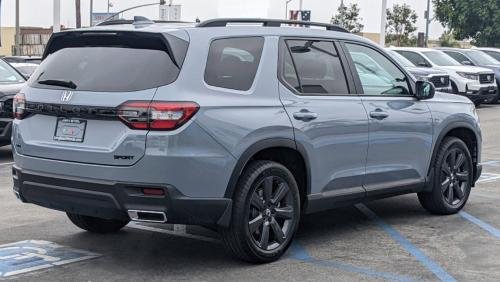 Photo of a 2025 Honda Pilot in Sonic Gray Pearl (paint color code NH877P)