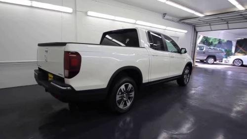 Photo of a 2017-2019 Honda Ridgeline in White Diamond Pearl (paint color code NH603P