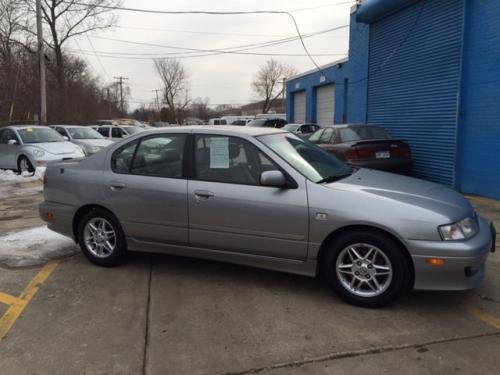 Photo of a 2002 Infiniti G in Titanium (paint color code KR4)