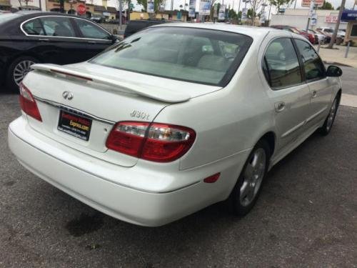 Photo of a 2000-2001 Infiniti I in Aspen White Pearl (paint color code QT1)