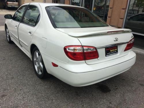 Photo of a 2000-2001 Infiniti I in Aspen White Pearl (paint color code QT1)