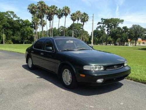 Photo of a 1996-1997 Infiniti J in Cypress Pearl (paint color code DP0)