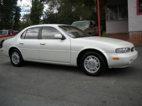 Photo of a 1994-1997 Infiniti J in Ivory Quartz (paint color code KH1)