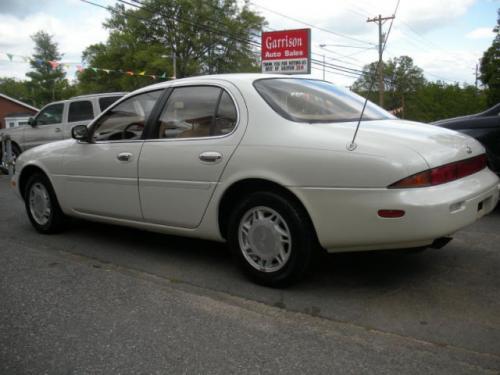 Photo of a 1994-1997 Infiniti J in Ivory Quartz (paint color code KH1)