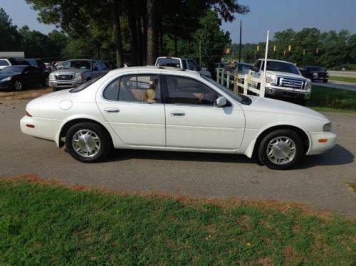 Photo of a 1993 Infiniti J in White Satin (paint color code WK0)