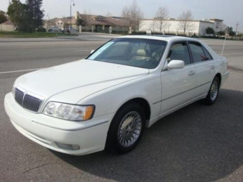 Photo of a 1999-2001 Infiniti Q in Aspen White (paint color code 5T3)