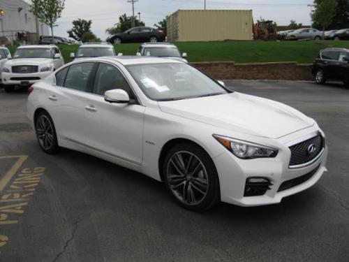 Photo of a 2014-2015 Infiniti Q50 in Moonlight White (paint color code QAA)