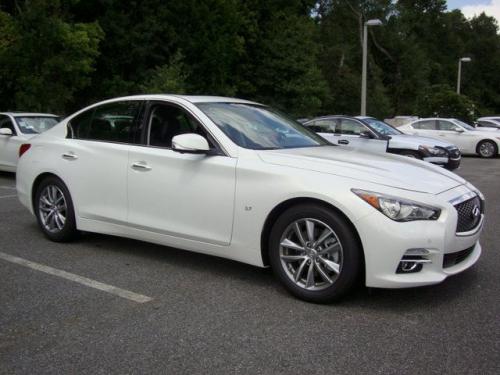 Photo of a 2014-2015 Infiniti Q50 in Moonlight White (paint color code QAA)