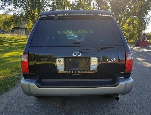 Photo of a 1999-2001 Infiniti QX in Black Obsidian on Titanium (paint color code MT1)