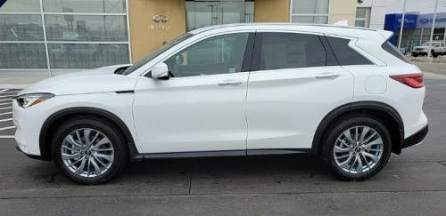 Photo of a 2023 Infiniti QX50 in Lunar White (paint color code QM1)