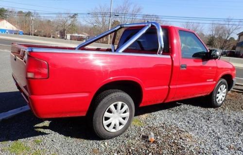 Photo of a 1999-2000 Isuzu Hombre in Victory Red (paint color code U9260)