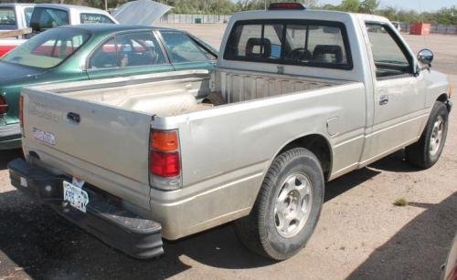 Photo of a 1994-1995 Isuzu Pickup in Light Silver Metallic (paint color code 753)