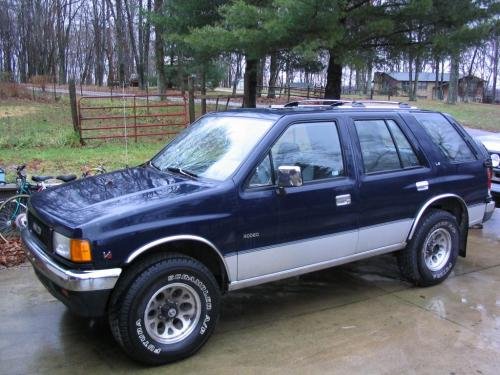 Photo of a 1992-1993 Isuzu Rodeo in Midnight Blue on Platinum Silver (paint color code 788)