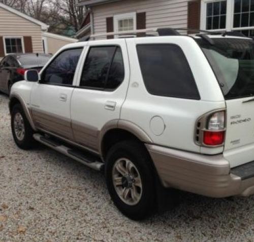 Photo of a 2001 Isuzu Rodeo in Alpine White on Fawn Metallic (paint color code 861F)