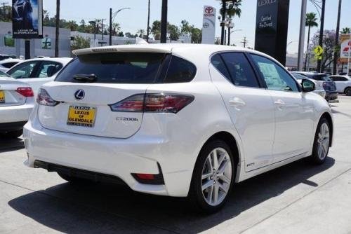 Photo of a 2015-2017 Lexus CT in Eminent White Pearl (paint color code 085)