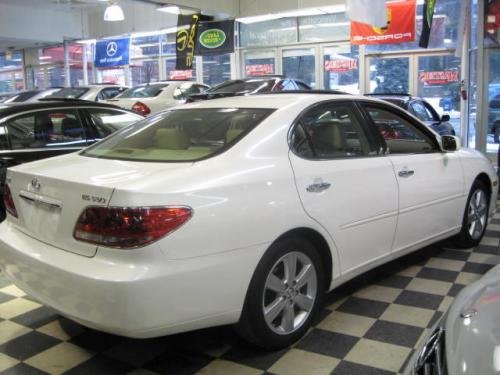 Photo of a 2002-2006 Lexus ES in Crystal White (paint color code 062)