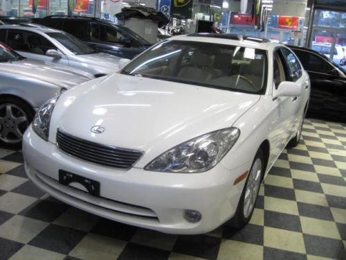 Photo of a 2002-2006 Lexus ES in Crystal White (paint color code 062)