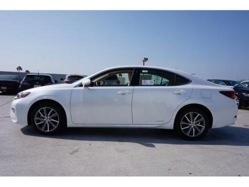 Photo of a 2016-2018 Lexus ES in Eminent White Pearl (paint color code 085)