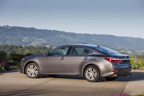 Photo of a 2013-2018 Lexus ES in Nebula Gray Pearl (paint color code 1H9)