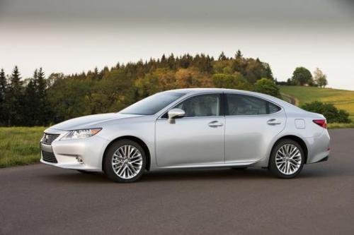 Photo of a 2013-2018 Lexus ES in Silver Lining Metallic (paint color code 1J4)