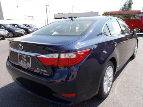 Photo of a 2014 Lexus ES in Deep Sea Mica (paint color code 8V3)