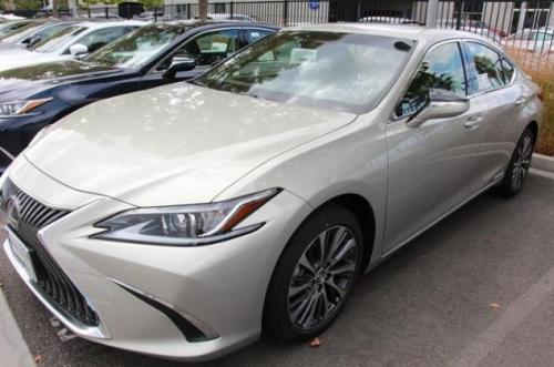 Photo of a 2019-2025 Lexus ES in Moonbeam Beige Metallic (paint color code 4X8)