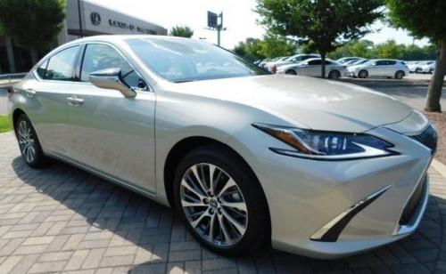 Photo of a 2019-2025 Lexus ES in Moonbeam Beige Metallic (paint color code 4X8)