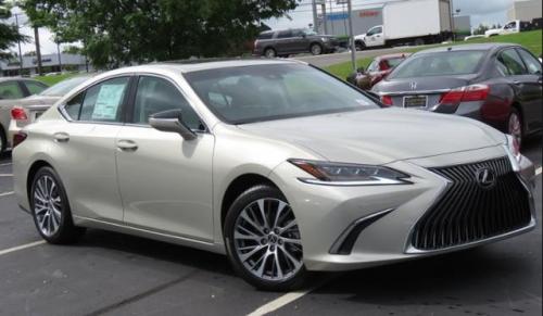 Photo of a 2019-2025 Lexus ES in Moonbeam Beige Metallic (paint color code 4X8)