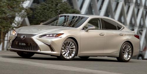 Photo of a 2019-2025 Lexus ES in Moonbeam Beige Metallic (paint color code 4X8)