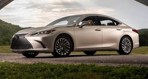 Photo of a 2019-2025 Lexus ES in Moonbeam Beige Metallic (paint color code 4X8)