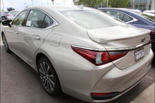 Photo of a 2019-2025 Lexus ES in Moonbeam Beige Metallic (paint color code 4X8)