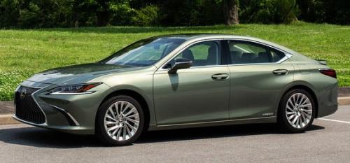 Photo of a 2019-2025 Lexus ES in Sunlit Green (paint color code 6X0)