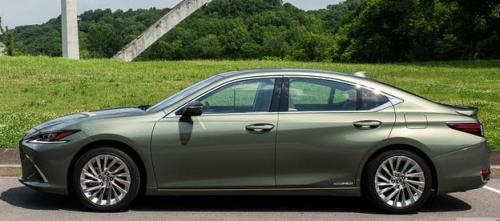 Photo of a 2019-2025 Lexus ES in Sunlit Green (paint color code 6X0)