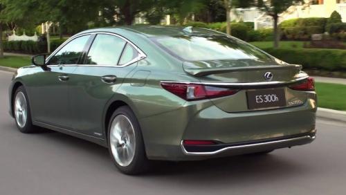 Photo of a 2019-2025 Lexus ES in Sunlit Green (paint color code 6X0)