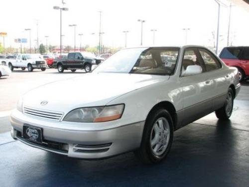 Photo of a 1992-1996 Lexus ES in Diamond White Pearl (paint color code 051)